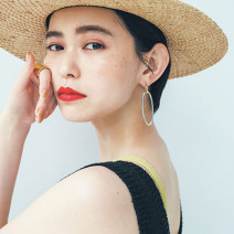 大人の夏メイク｜ディオールの朱赤リップ×オーバル形のフープピアスが今っぽい！