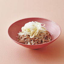 ストレスケアや料理の締めに「シラスと新玉ねぎのそばパスタ」