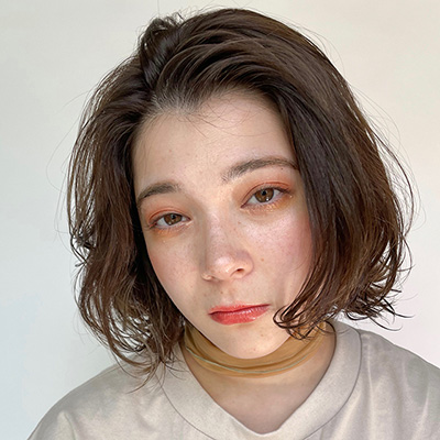 甘すぎないゆるウェーブでお洒落に！ラフ感がちょうどいい夏ボブ｜ 最旬ヘアカタログ