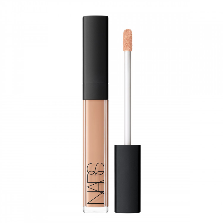 1243-radiant_creamy_concealer_applicator_honey_2400x2400