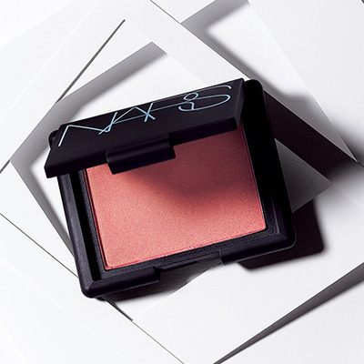 カルト的人気を誇るチークといえば「NARS ブラッシュ」｜伝説名品コスメ