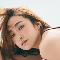 「眉まで含めてアイメイク」神崎恵さんが40歳からの目元メイクを再解釈【美的GRAND】