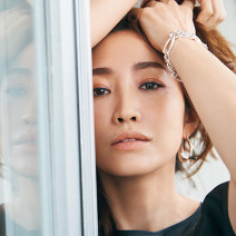 神崎恵さん流アイメイク「大きさ、強さではなく、大人がこだわるべきは“深み”」【美的GRAND】