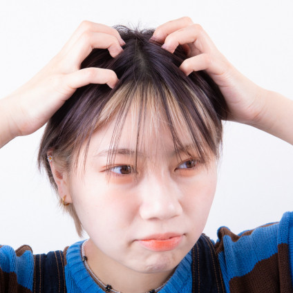 頭皮がかゆくてフケも気になる…原因を見極めて対処せよ！【髪のプロが指南！ヘアのお悩み一問一答vol.16】