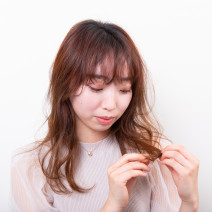 湿気が多いと毛先が絡まりやすい…“猫っ毛さんあるある”を解決！【髪のプロが指南！　ヘアのお悩み一問一答vol.21】
