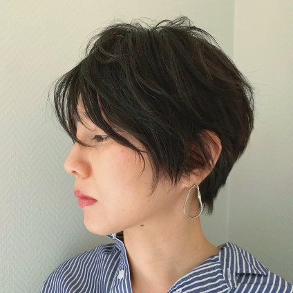 清楚でクールに決まる大人のアンニュイなダークショートヘア