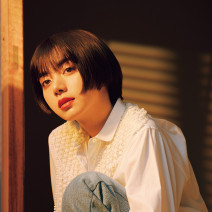 池田エライザ｜クレ・ド・ポー ボーテの朱赤リップで儚く美しい夏の黄昏を過ごす