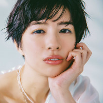 佐久間由衣さん×秋の新作コスメ｜セルヴォークやアディクション…爽やかな“青”を使った涼感メイク