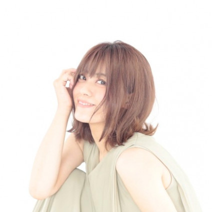 外ハネスタイルの大人可愛いボブでやりすぎないエイジレスヘアに