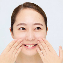 法令線に悩む乾燥＆たるみ肌さんはエイジングケアのライン使いでリフトアップ＆小顔に！