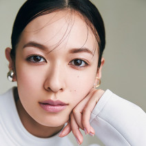 ラベンダー寄りのダスティピンクで、凛とスパイシーな秋メイク