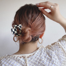 セルフでできる簡単お団子クリップアレンジでお洒落ヘアが即完成