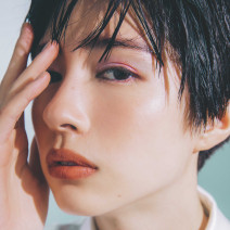 佐久間由衣さんの“ひんやり”コーデ｜透け感のある赤×シースルーボトムで今年っぽく♪