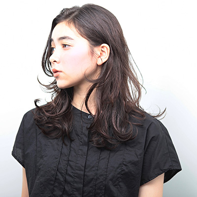 直毛さんにおすすめ！弾力のあるカール感で、ちょいモードなセミロング｜ 最旬ヘアカタログ