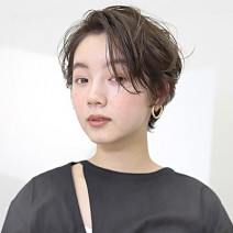 長めバングでクール＆キュート！ゆるやかカールの軽やかショート｜ 最旬ヘアカタログ