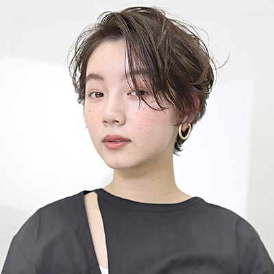 長めバングでクール＆キュート！ゆるやかカールの軽やかショート｜ 最旬ヘアカタログ