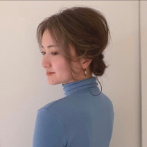 くるくるひねって作るセミロングの大人エレガントなお呼ばれヘアアレンジ