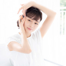 【法令線やシワ悩みに】石井美保さんは「肌アイロン」で乳液とクリームをW使い！ おすすめアイテムもご紹介