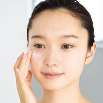 この夏必見！ 汗にもマスク摩擦にも負けないベースメイク｜ポイントは複数アイテムを薄く重ねること