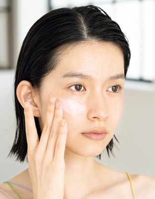 急なリモート会議…ノーファンデでサクッと美肌に見せるには？｜最強時短美肌コスメはコレ！
