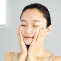 夏のピンチに最短でできるベースメイクテク｜“くすみ”と“のっぺり感”をカバーして即美肌に♪
