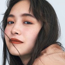 【ファッション×メイク】SUQQUのブラウンリップが似合うトップスの色は？｜人気H&M笹本恭平さん提案