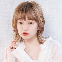 透明感のあるミルクティーオレンジとMIXウルフのくびれショートボブ