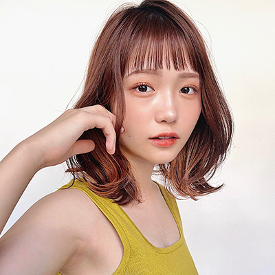 インナーカラーがお洒落！オン眉＋韓流くびれミディ｜ 最旬ヘアカタログ