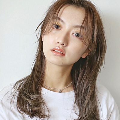 ワンレンの重さと柔らかい動きを両立！長め前髪で小顔＆洒落見せ｜ 最旬ヘアカタログ