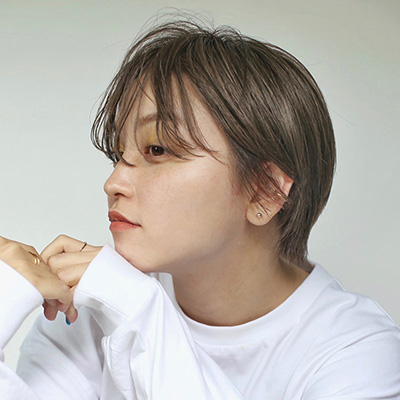 長めバングがお洒落に差をつける！丸みシルエットの女っぽショート｜ 最旬ヘアカタログ