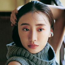 松本まりかさん｜れんがのようなスモーキーな赤シャドウで色っぽ秋メイクにトライ