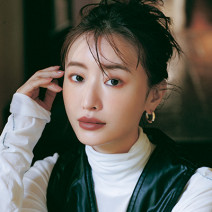 女優・松本まりかさんに秋メイク│ブラウン寄りの赤リップで華やかモード顔に