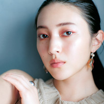 女優・久保田紗友さんに“赤”を使った秋メイク｜目元にボルドーを潜ませて熱っぽい眼差しに