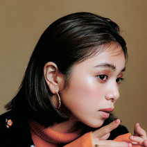 女優・佐藤晴美さんに秋メイク│トレンドの「赤」をカジュアルにつけこなすレイヤードテクニックとは？