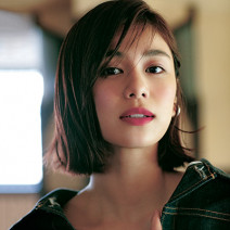 赤チーク×赤リップでヘルシーな最旬顔が完成│女優・佐藤晴美さんに秋メイクをしてみたら…