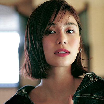 赤チーク 赤リップでヘルシーな最旬顔が完成 女優 佐藤晴美さんに秋メイクをしてみたら 美的 Com