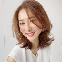 透明感を演出するカラーと外ハネで作る大人ウルフヘア