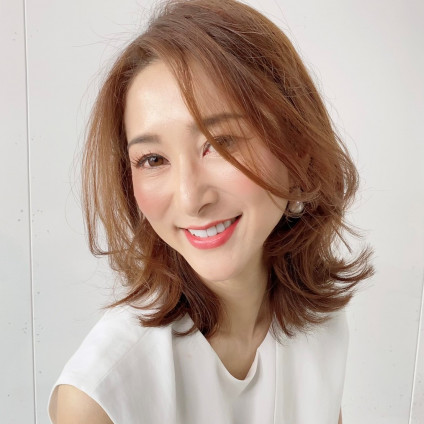 透明感を演出するカラーと外ハネで作る大人ウルフヘア