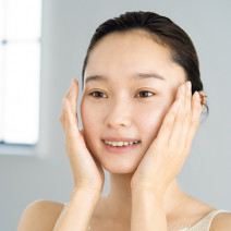 日焼け肌に自然な透明感を演出！ 最短テクニックでくすみ肌をカモフラできる！?