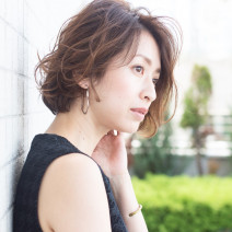 大人のカラーは頭皮に付けない「ゼロテク」で白髪を増やさない