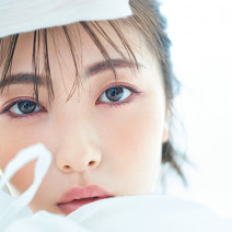 浜辺美波さん「美ボディを目指して筋膜リリースと腹筋を続けています」｜3つのBeauty method大公開