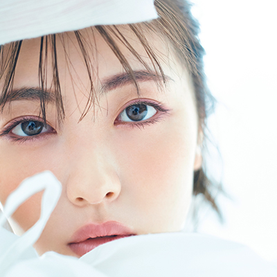 浜辺美波さん「美ボディを目指して筋膜リリースと腹筋を続けています」｜3つのBeauty method大公開