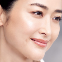 たるみ顔を解消！ベースメイクの最後は“最強の若返りアイテム”をトッピング｜美的GRAND