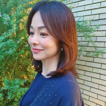 大人のうねりヘアにはストレートパーマを施して扱いやすく