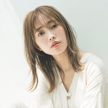 顔まわりウルフで今年顔に！愛されミディアムレイヤー｜最旬ヘアカタログ