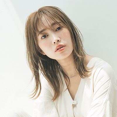 顔まわりウルフで今年顔に！愛されミディアムレイヤー｜最旬ヘアカタログ