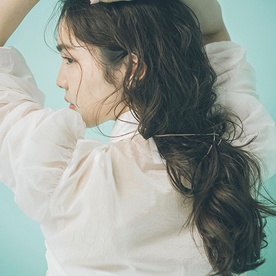 大人の抜け感ヘアは、顔まわりが鍵！色っぽパーマのお洒落ロング｜最旬ヘアカタログ