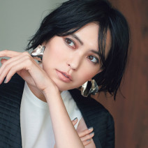 メタリックカーキの目元で、洗練されたカッコよさを｜美的GRAND