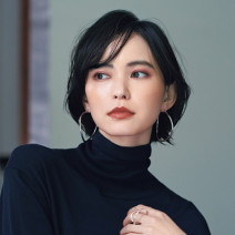 シンプルな秋服を華やかにするメイク、大人が選びたい色は？｜美的GRAND
