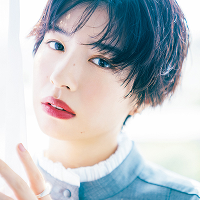 女優・佐久間由衣主演｜SUQQUのマットリップで鮮やかに彩る唇。この秋は大好きなリップをもっと自由に選んでみよう